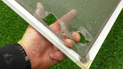 Anche tu fissi la zanzariera con lo scotch? Ecco perché è una cattiva idea