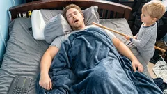 Dormite poco nei giorni feriali e “recuperate” nel weekend? Ecco cosa succede al corpo